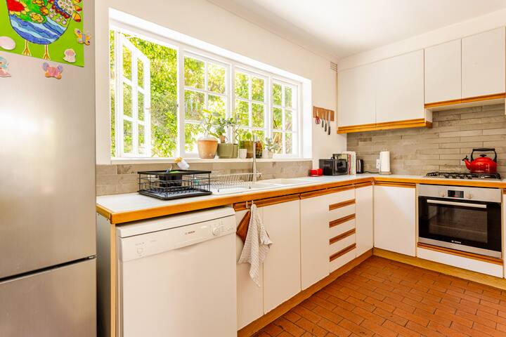 Relaxed summer holiday home, under Table Mountain gallery image 5