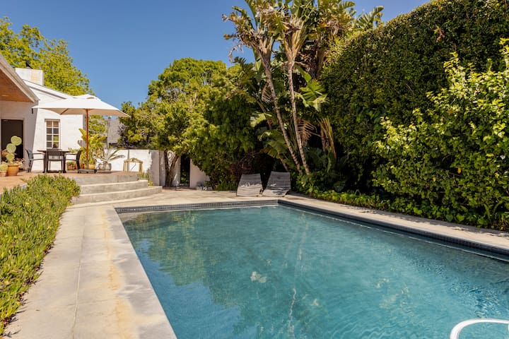 Relaxed summer holiday home, under Table Mountain