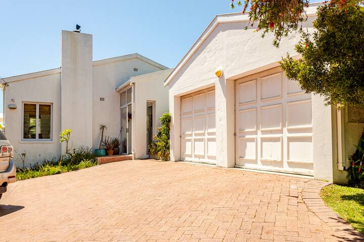 Relaxed summer holiday home, under Table Mountain gallery image 3