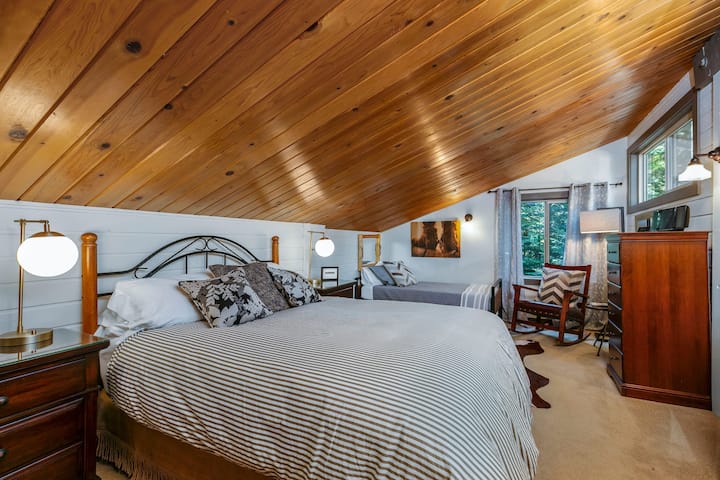 Ზემოთ საძინებელი ორადგილიანი საწოლით  და ორადგილიანი საწოლით ქვემოთ.