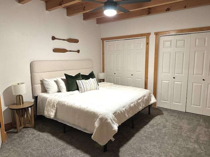 Chambre au rez-de-chaussée : lit king avec matelas en mousse à mémoire de forme confortable.