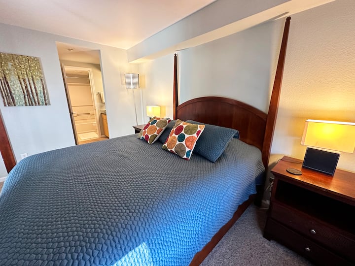 Dormitorio 1 (principal) con baño privado. Cama tamaño queen.