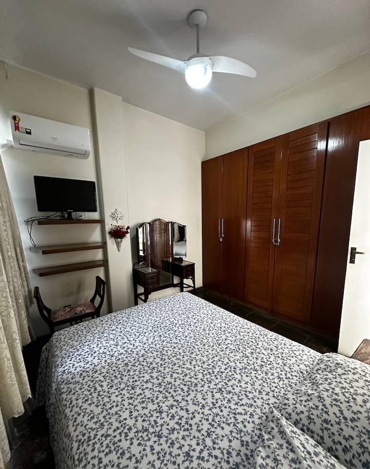 Chumba kilicho na feni, kiyoyozi na televisheni!