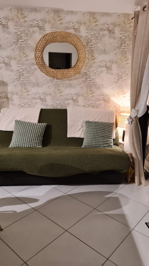 Top performing Airbnb: Beautiful apartment in a residence at the Domaine des Vignes. in La Croix Valmer