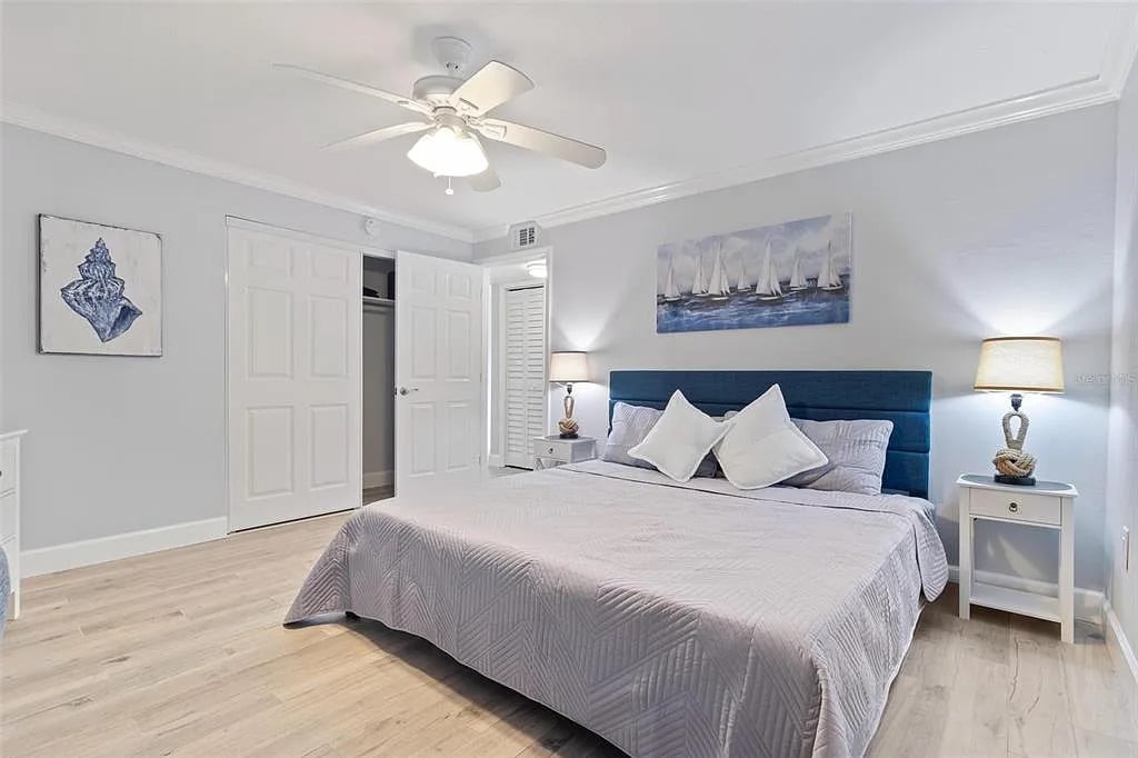 Zobuďte sa v tejto útulnej spálni s dláždenou podlahou, čerstvou farbou a manželskou posteľou. Svetlý a žiarivý, je ideálny na relaxačný životný štýl pri pláži.