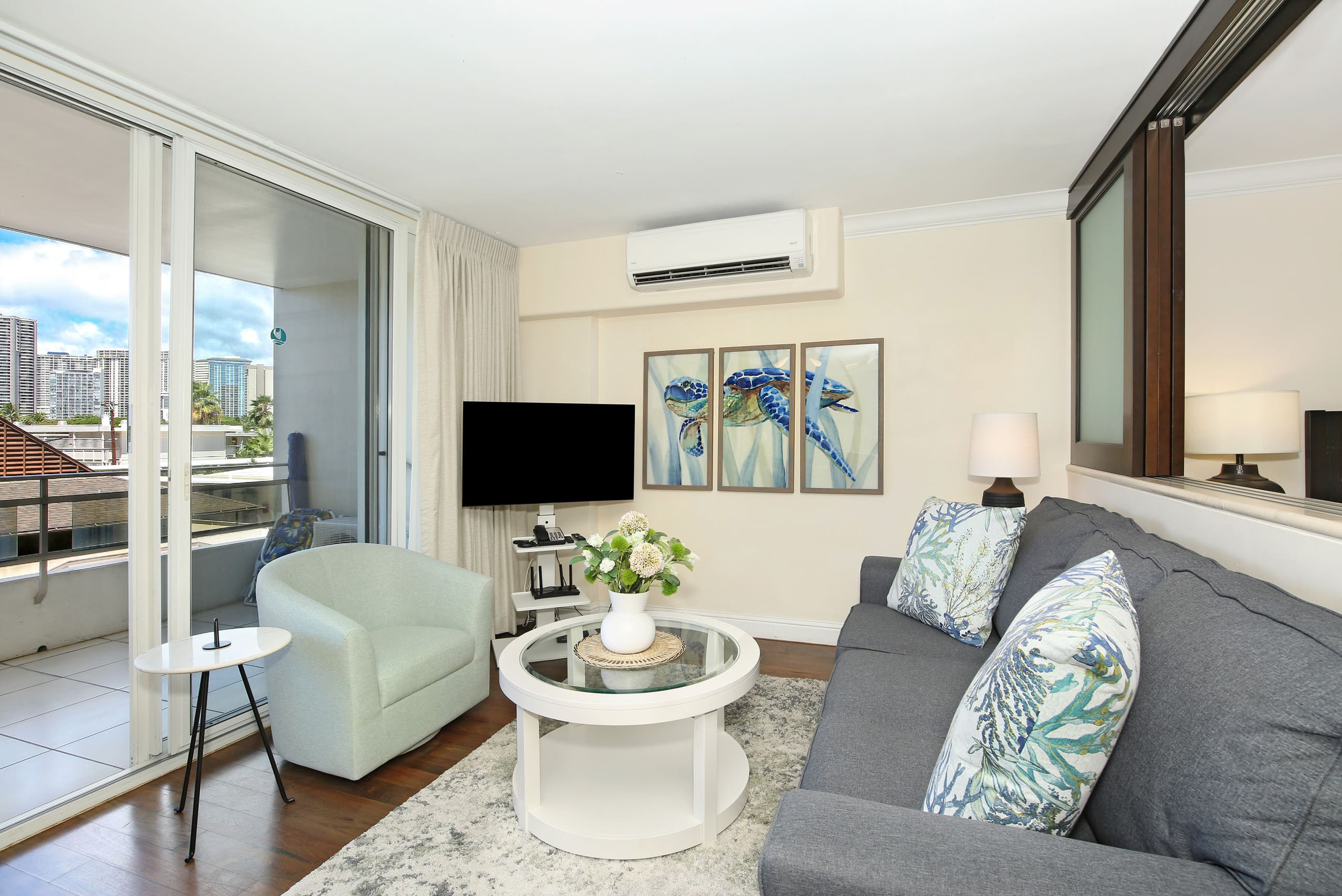 Condo in Honolulu · ★4.88 · 1 bedroom · 2 beds · 1 private bath - Image 4