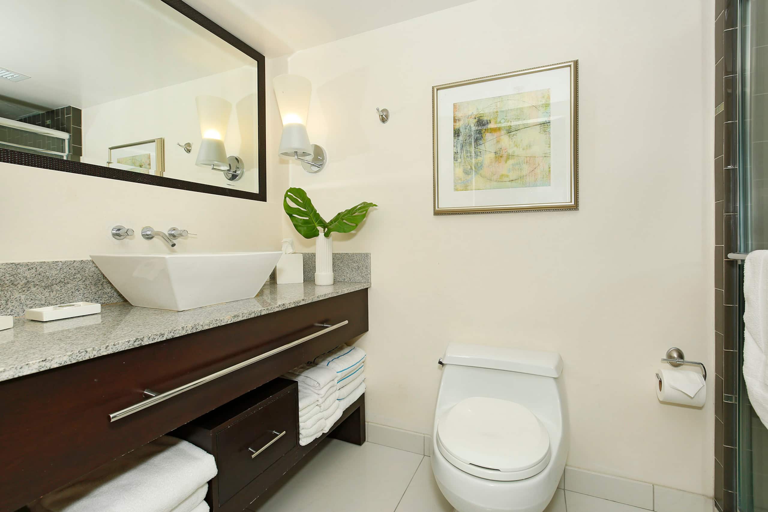 Condo in Honolulu · ★4.88 · 1 bedroom · 2 beds · 1 private bath - Image 12