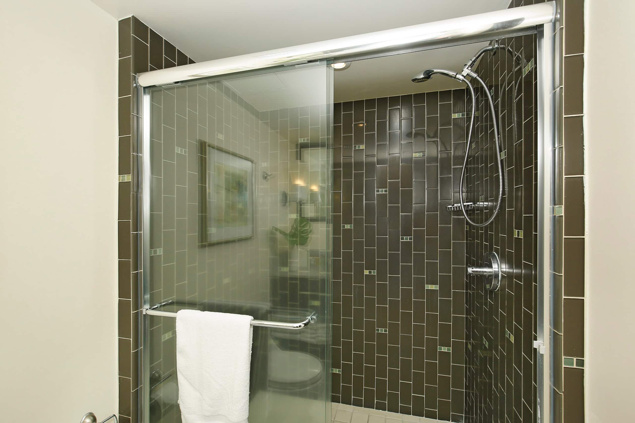 Condo in Honolulu · ★4.88 · 1 bedroom · 2 beds · 1 private bath - Image 13
