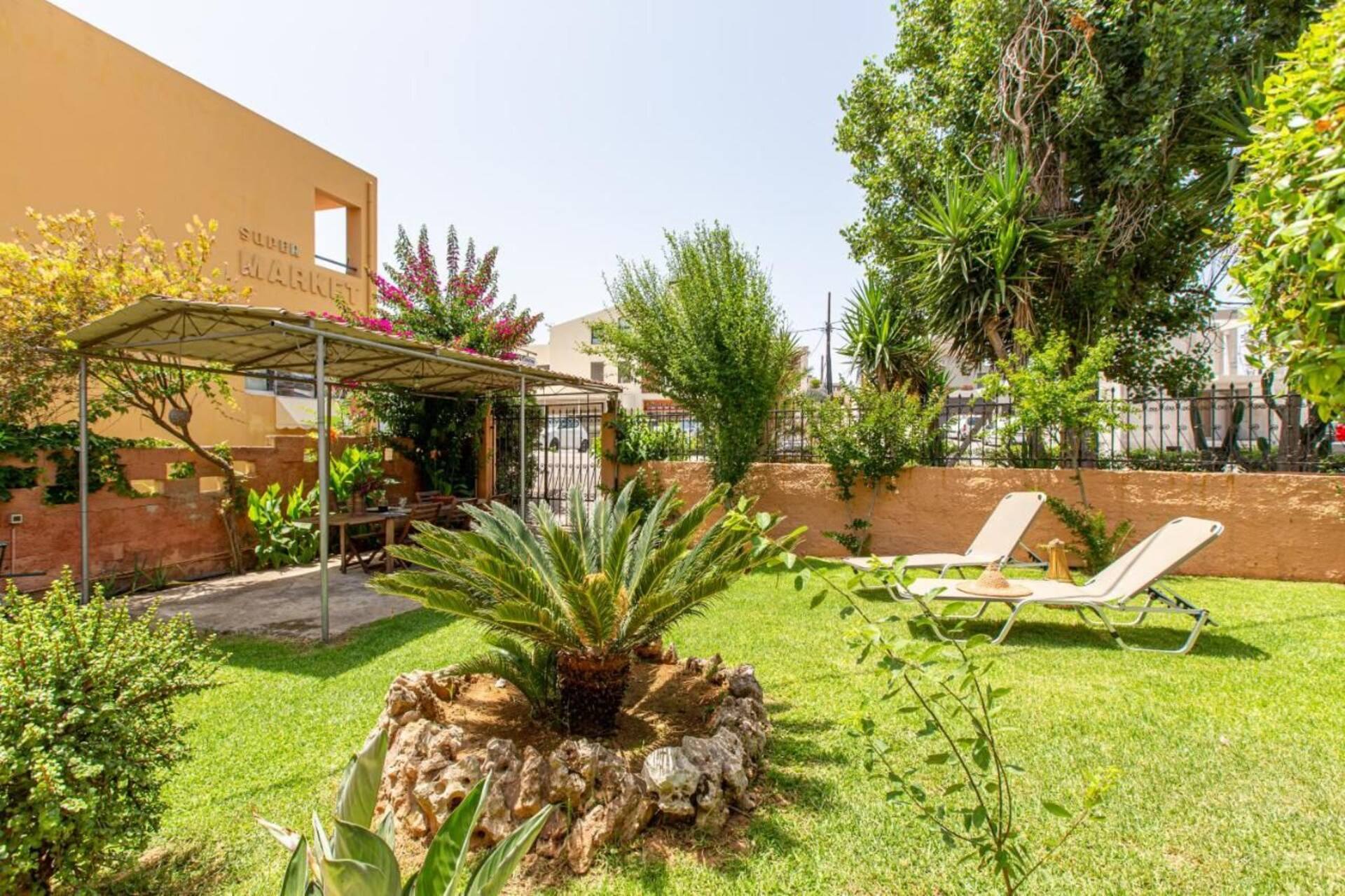 Maison de vacances à 100m de la mer. Jardin avec arbres fruitiers et plantes à fleurs