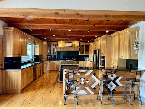 Hot Tub, BBQ, Next to Snowbasin Ski Resort!