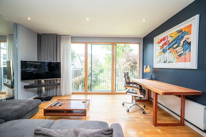 Slå dig ner i soffan och gör dig hemmastadd.
