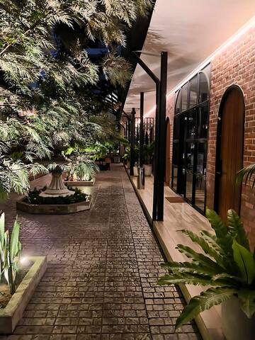 Luxury 11 Bed Rooms Private Villa BKK City Center gallery image 5