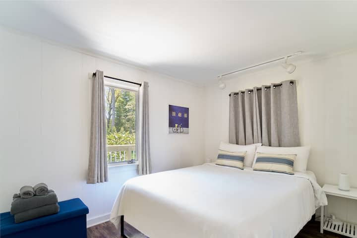 Dormitorio (BR2) en la planta baja
Cama tamaño queen con colchón de espuma viscoelástica de 12 pulgadas
Dos mesitas de noche con lámparas
Armario grande
Aire acondicionado
Ventilador portátil