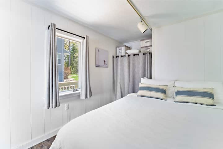 Dormitorio (BR3) en el nivel principal
Cama tamaño queen con colchón de espuma viscoelástica de 12 pulgadas
Mesita de noche con lámpara
Armario grande
Aire acondicionado
Ventilador portátil