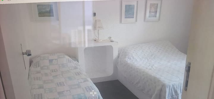 Kontorbord med stol, internetforstærker, tv-stik (satellitantenne), aircondition Split på 9.000 BTU, lampeskærm, skab med stativ og pladser til tøj, badeværelse med boks, vask, toilet og sanitærbruser.