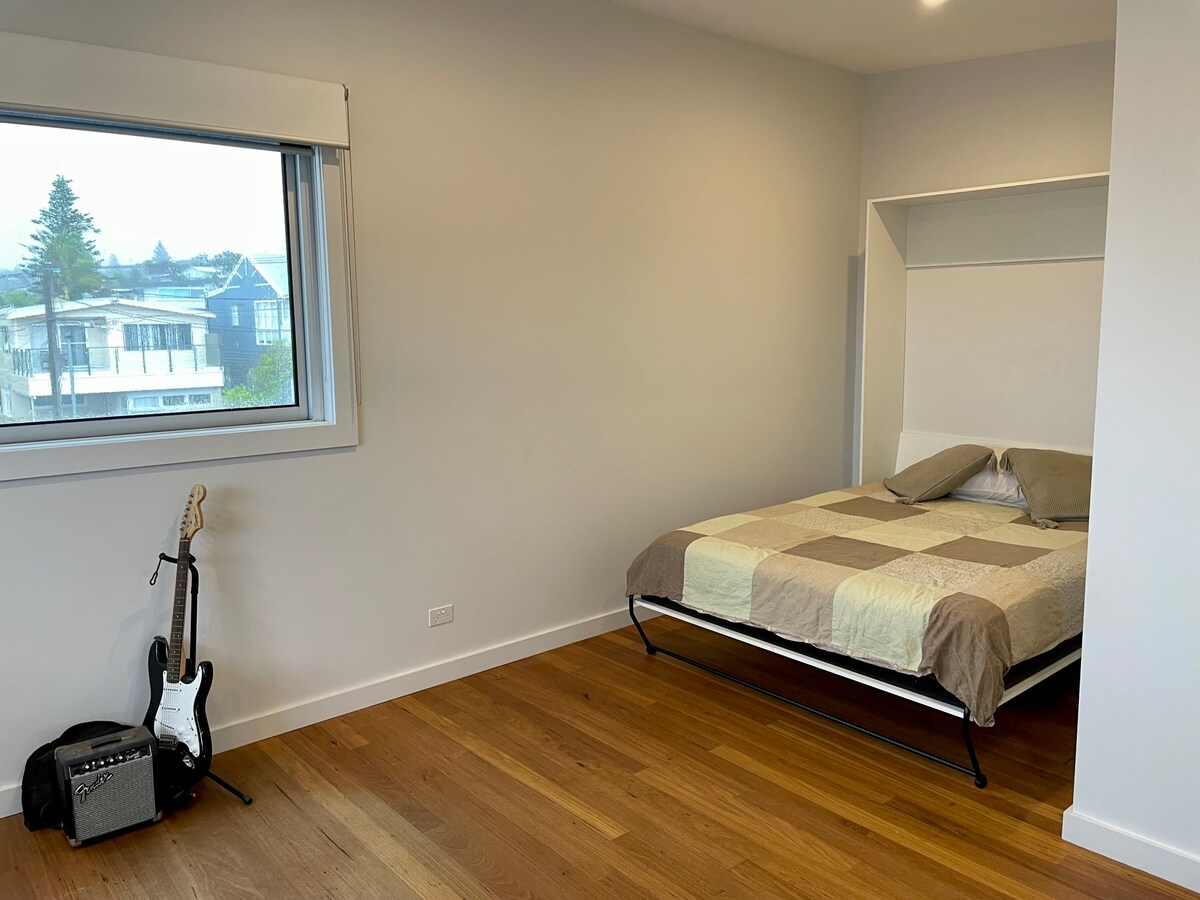 ห้องนอนชั้นบนอยู่ติดกับพื้นที่เลานจ์ แต่โปรดวางใจ: มีการป้องกันเสียงรบกวน ห้องนี้มีเตียงขนาดควีนไซส์แบบพับเก็บได้ ซึ่งจะเลื่อนลงมาจากผนังอย่างนุ่มนวล ถ้าคุณชอบดนตรี คุณสามารถเล่นกีตาร์ไฟฟ้าของเราได้! 