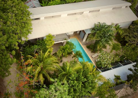 ArtStudio in a tropical garden with pool