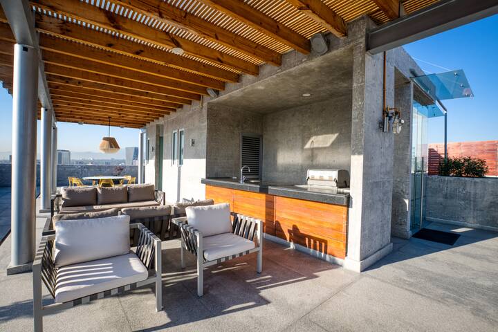 Rooftop w/Mega Views+Pool | Refined Stay w/Balcony gallery image 4