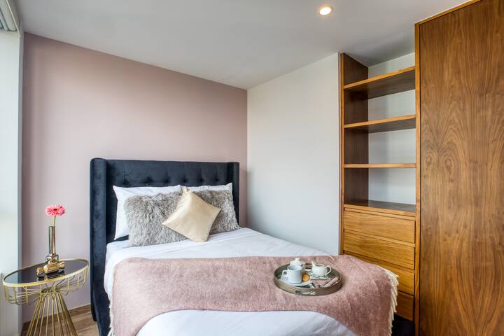 Cool Urban Apt | Gym+Pool+Rooftop w/BBQ Grill gallery image 5