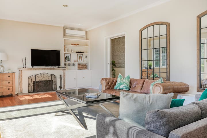 Solar-Powered Table Mountain Family Retreat gallery image 2