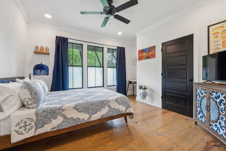 荷兰风格卧室，配备标准双人床、43英寸智能电视、衣柜和书桌。