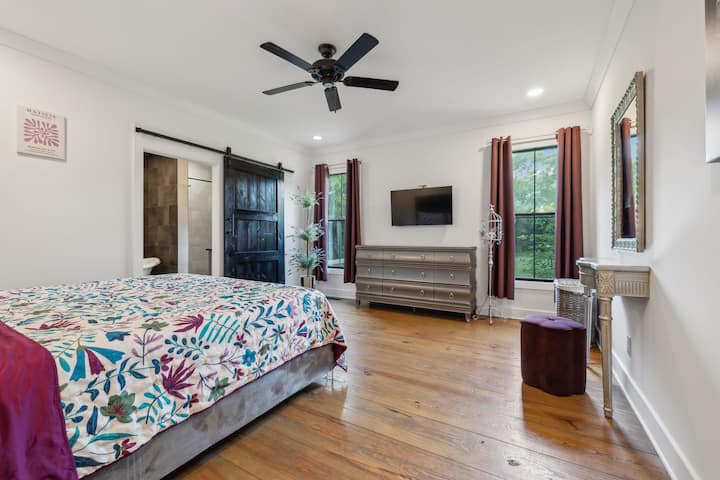 法国主题卧室，配备加大双人床、梳妆台、梳妆台和43英寸智能电视。