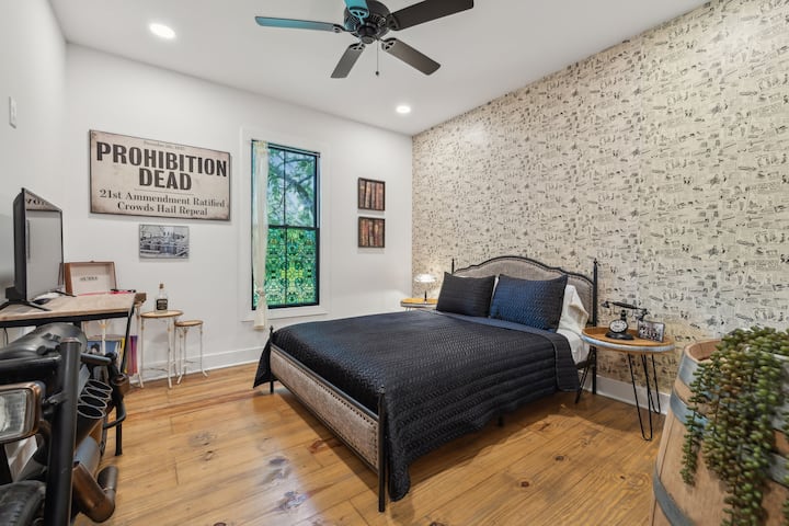 地下酒吧主题卧室，配备43英寸智能电视和唱片机。