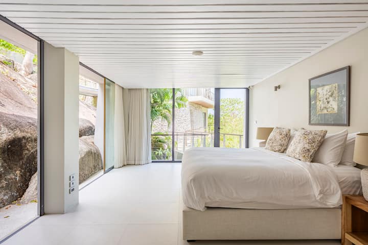 Bedroom 6 can be configured as a king or as two single beds. Alternatively, we can set the room up for massages or other pursuits.