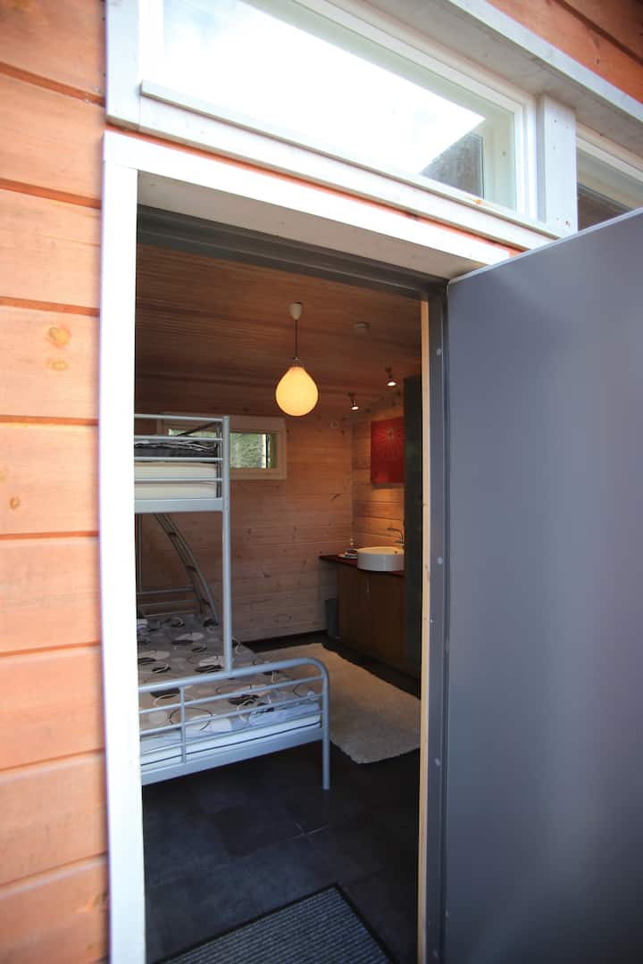 חדר קיץ, בניין נפרד. מיטת קומתיים לשניים.