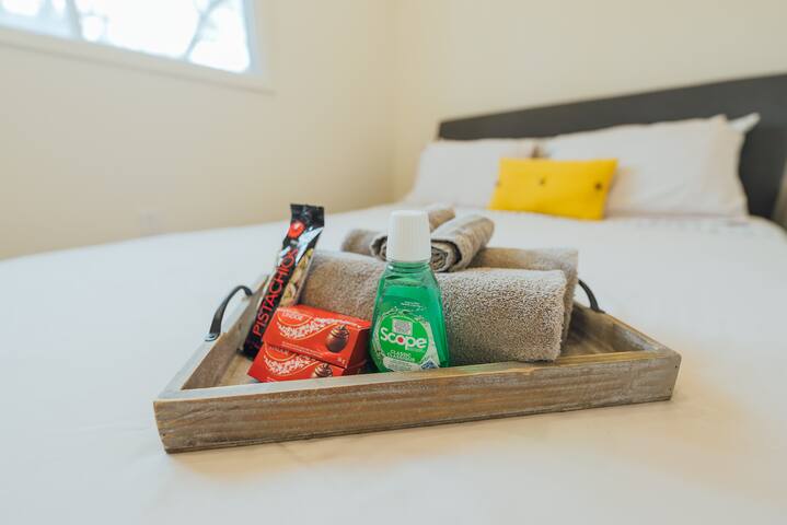 ☆ Downtown Mid-Century Duplex House ☆FREE PARKING☆ gallery image 4