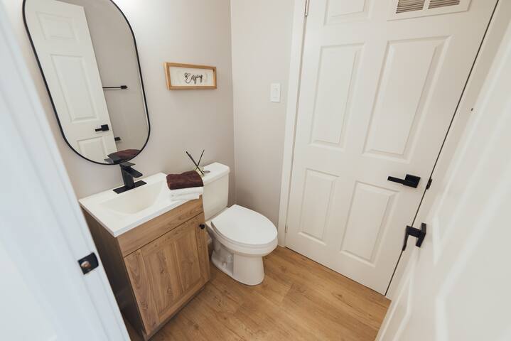 ☆ Downtown Mid-Century Duplex House ☆FREE PARKING☆ gallery image 3