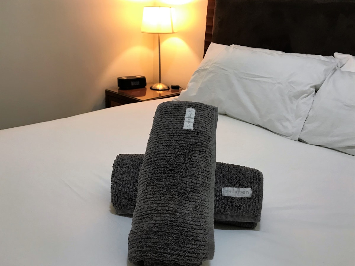 Брачен кревет (широк 150-179 см) со свежа бела постелнина