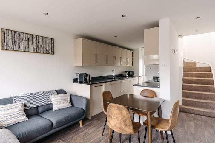 3 Bed London Home, Free Parking & Self Check In - London