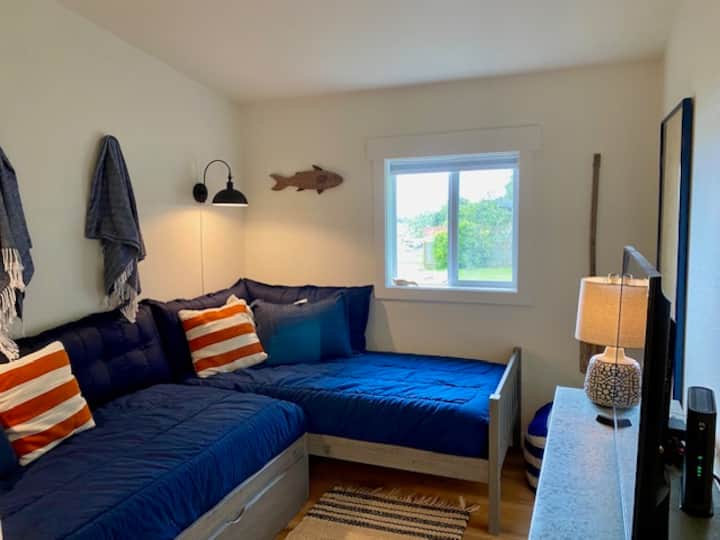 Ორსართულიან ნომერში არის ორი ორადგილიანი საწოლი და დამატებითი ორადგილიანი საწოლი: ყველაფერი ხრაშუნა ბამბის თეთრეულით. Აღჭურვილია ბუნებრივი განათებით, დიდი კარადით, ჭკვიანი ტელევიზორითა და ოთახის გამუქებული ფანჯრის ფერებით. Სტუმრების სრული სააბაზანო მდებარეობს პირდაპირ დერეფნის გასწვრივ.