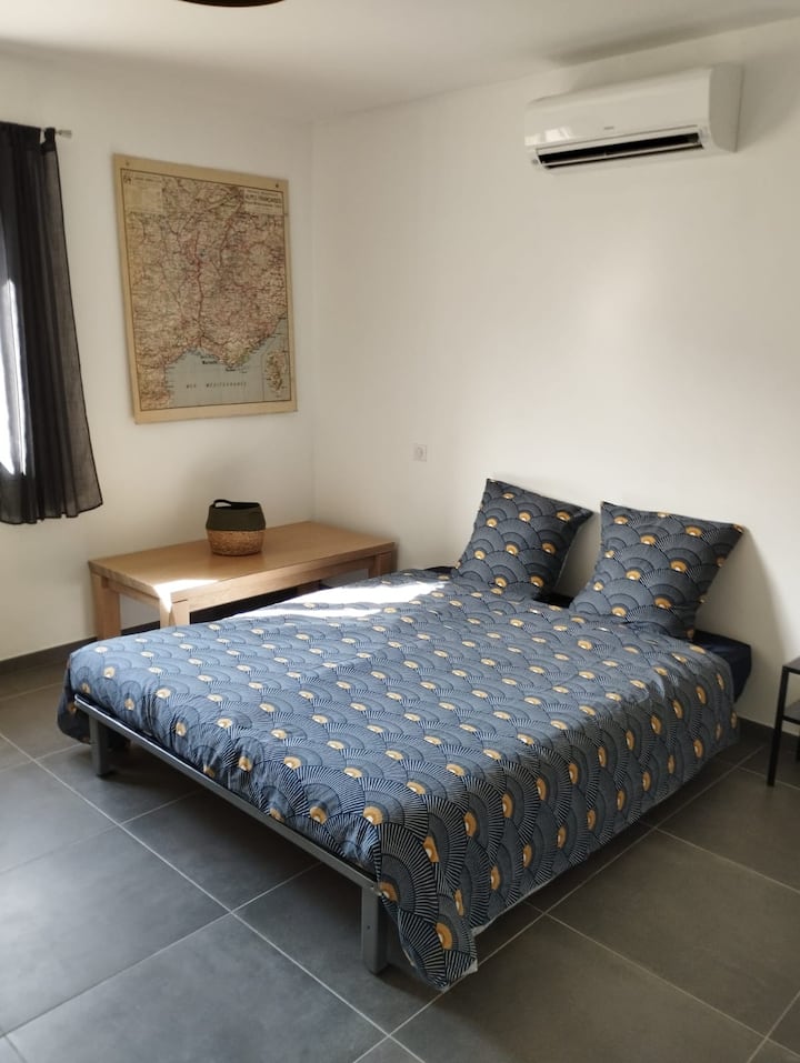 ห้องนั่งเล่นที่มี BZ แปลงเป็นเตียงขนาด 160 * 200