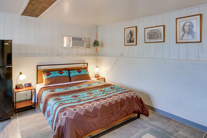 Manželská posteľ zahŕňa dve nočné lampy.