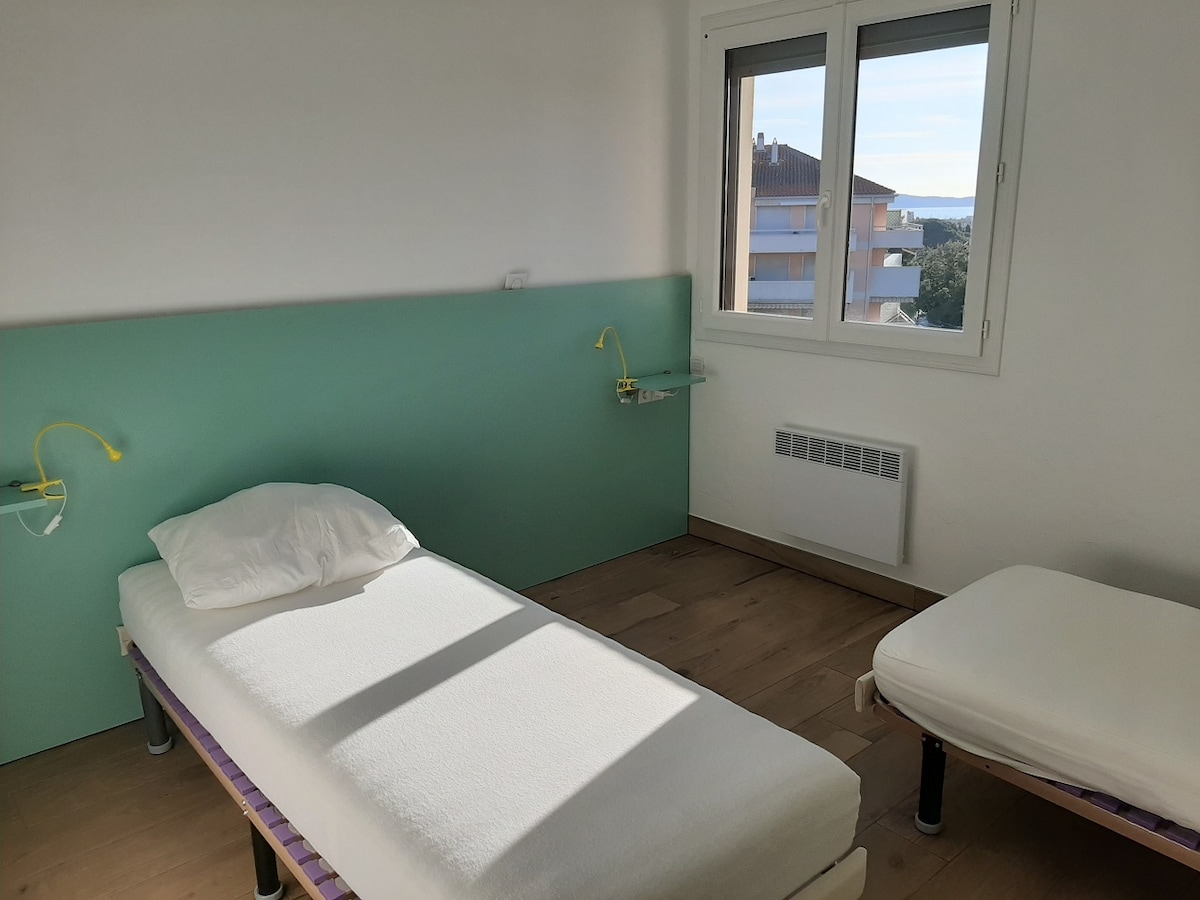 Vitanda 2 katika 80*200 ambavyo vinaweza kuhamishwa pamoja 