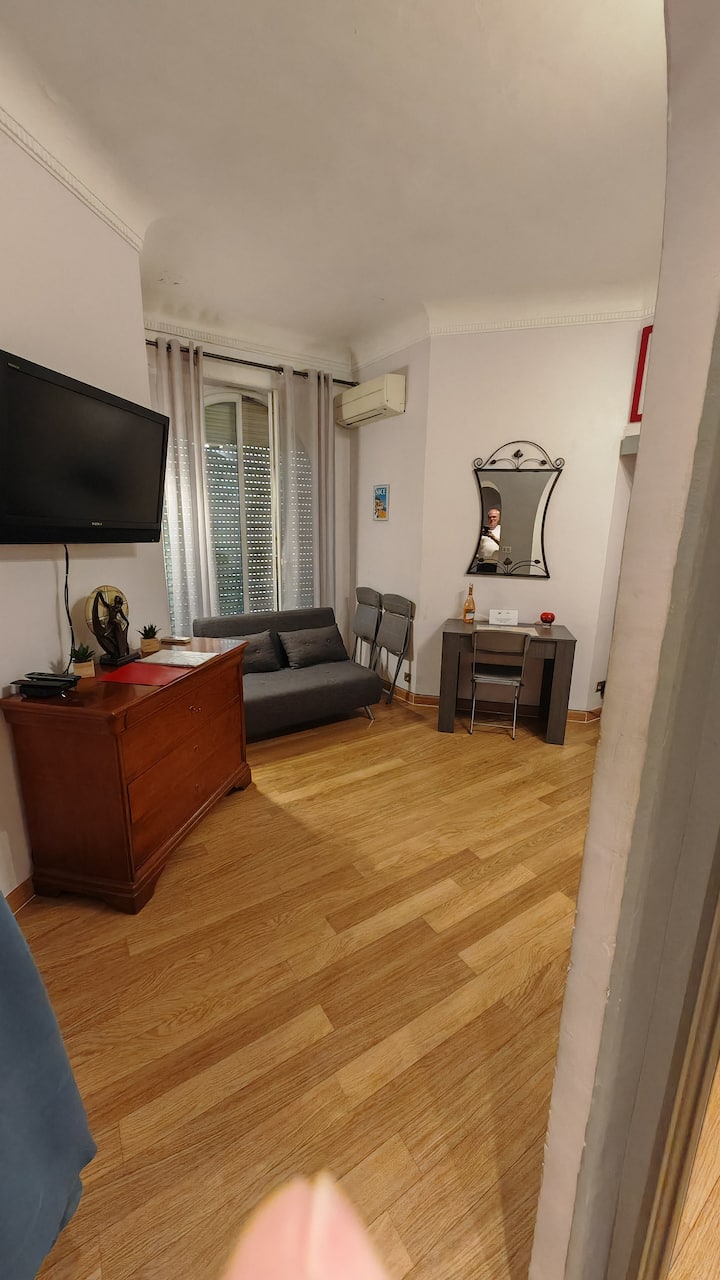 Ორმაგი მოჭიქული ფანჯარა - ელექტრო ჟალუზი - სარკე - 3 დიდი უჯრა - ტელევიზორი - კონდიციონერი - გასაშლელი მაგიდა + სკამები