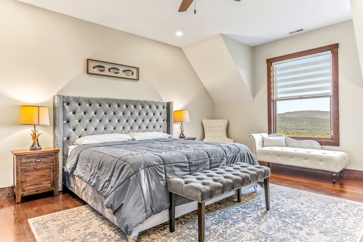 Spálňa s manželskou posteľou King na