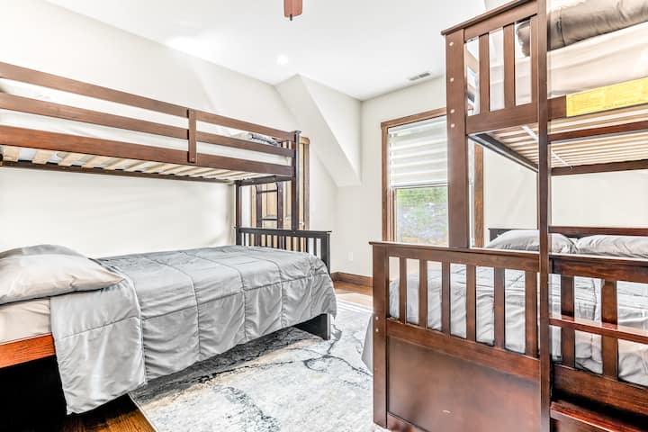 Poschodová spálňa na druhom poschodí: dve lôžka s manželskou posteľou.