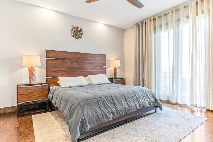 Hlavná spálňa na hlavnej úrovni s manželskou posteľou King a samostatným vchodom na terasu