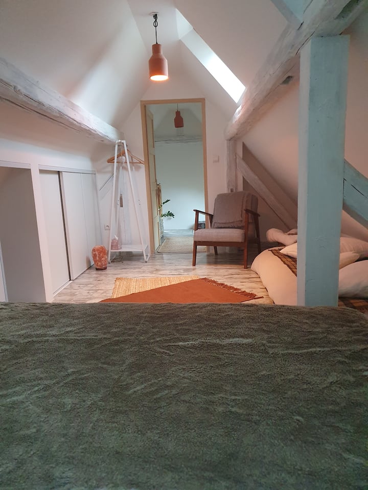 Стаята на нашата ваканционна къща е оборудвана с удобно легло за двама души и качествени чаршафи, за да прекарате спокойни нощи.
