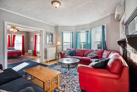 10 Bed! 8 Bedrm! Enormous! Walk to bars! Parking!