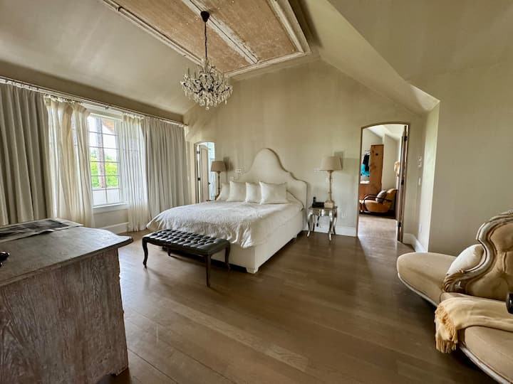 Dhomë gjumi kryesore me ballkon më vete dhe dollap me rrota. 