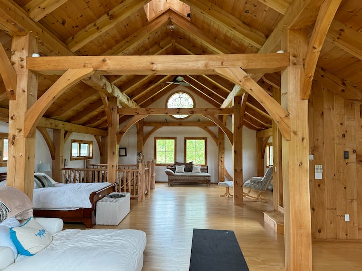 Detajet e punishtes në katin e sipërm të hangarit