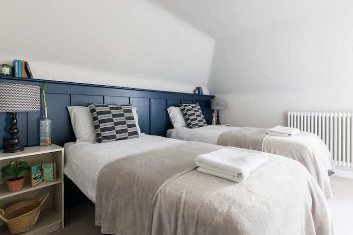 ห้องนอนเตียงคู่ (5) ชั้น 3 อิเลคทรอนิคส์ BLACK OUT BIN