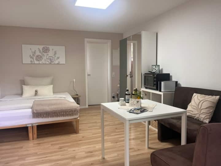 El apartamento tiene unos 22 metros cuadrados. Así que la sala de estar y el dormitorio están en una habitación. Aquí (casi) toda la habitación: la cocina no se muestra en esta imagen; aún así, se obtiene una buena primera visión general. 
Diviértete navegando.