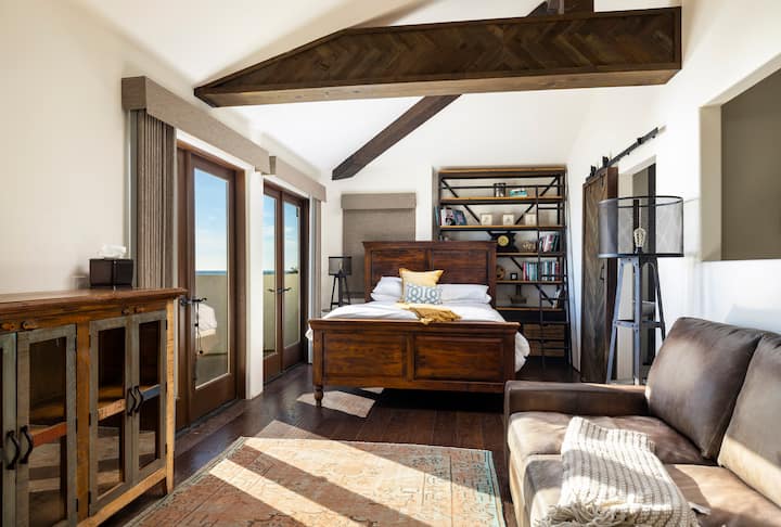 Phòng ngủ 6 Khách Queen cộng với ghế sofa Queen và phòng tắm kèm theo