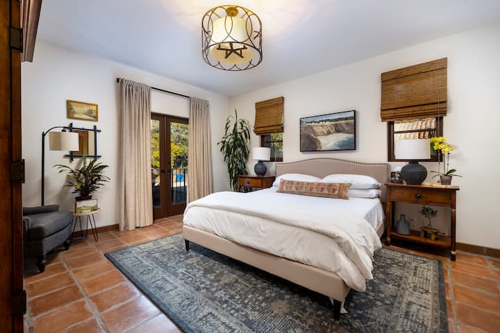 Phòng ngủ 2 - Khách có giường cỡ King có bồn tắm riêng