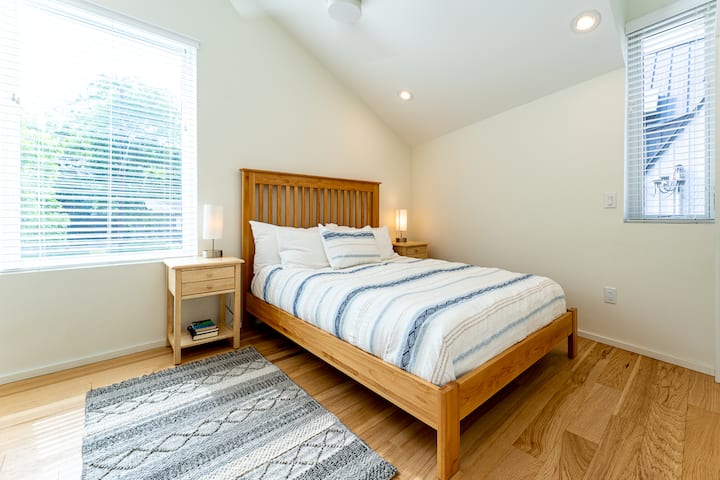 第一个卫生间旁边的1号卧室配有标准双人床和书桌。